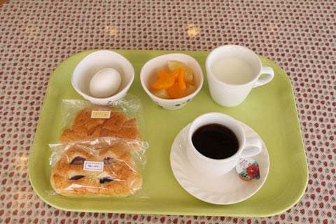 朝ごはんの一例です。朝ごはんは、食堂で軽食をいだきます。