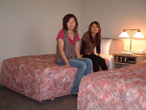 ホテルツインのお部屋はこんな感じ♪二人で使っても広々した空間です。