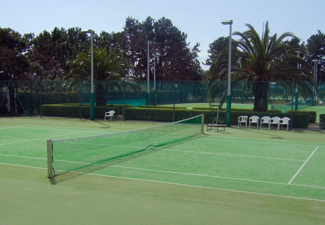 静波リゾートホテル スウィングビーチのテニスコート