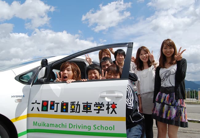 六日町自動車学校の生徒と車