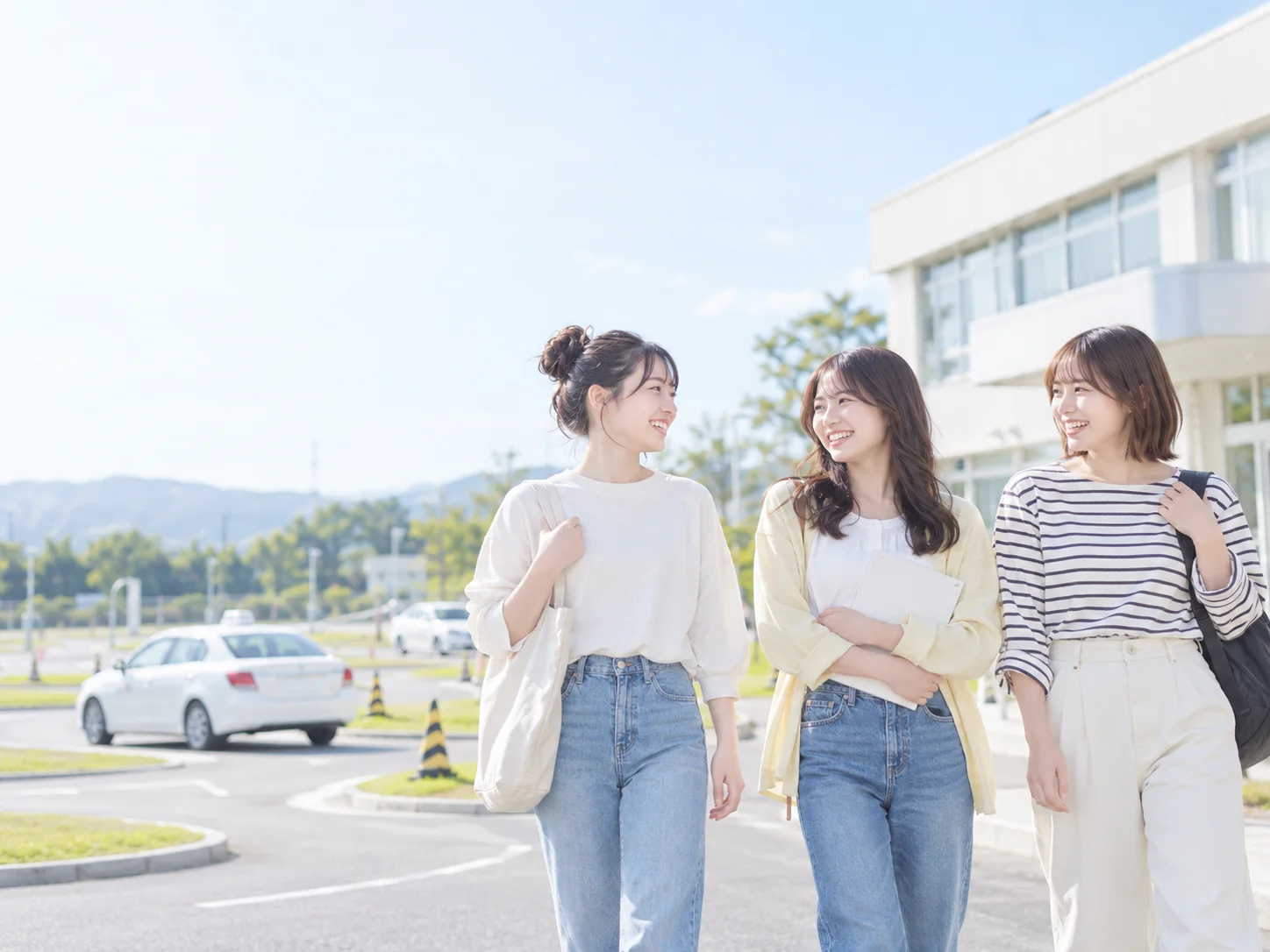 友達グループで教習所へ向かうイメージ