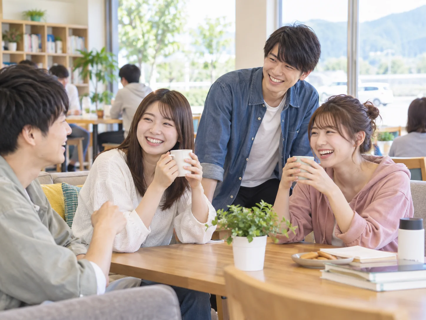 共有スペースで一緒に過ごす友達グループ
