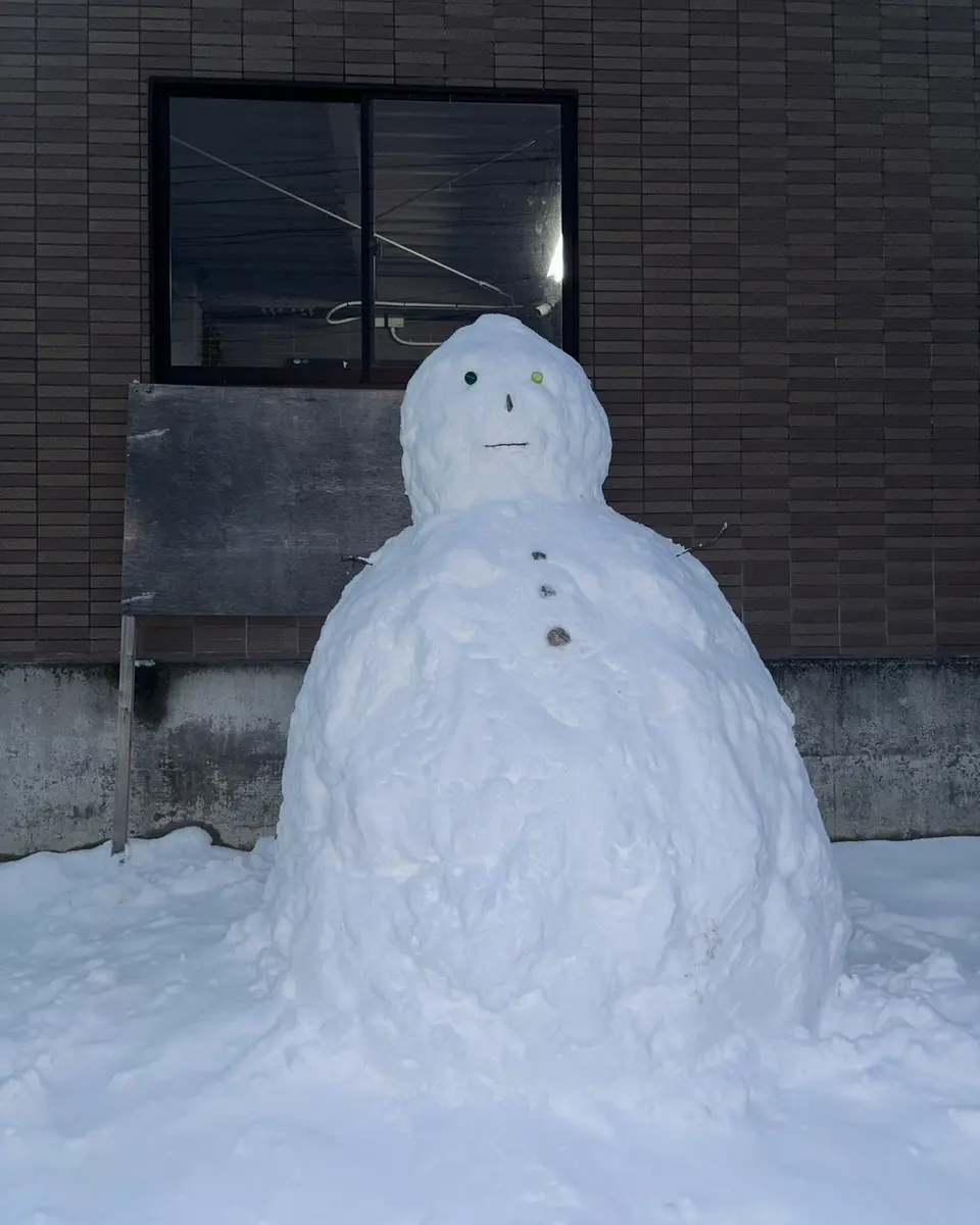 マツキドライビングスクール赤湯校の滞在中の一枚。宿舎の前に作った大きな雪だるま