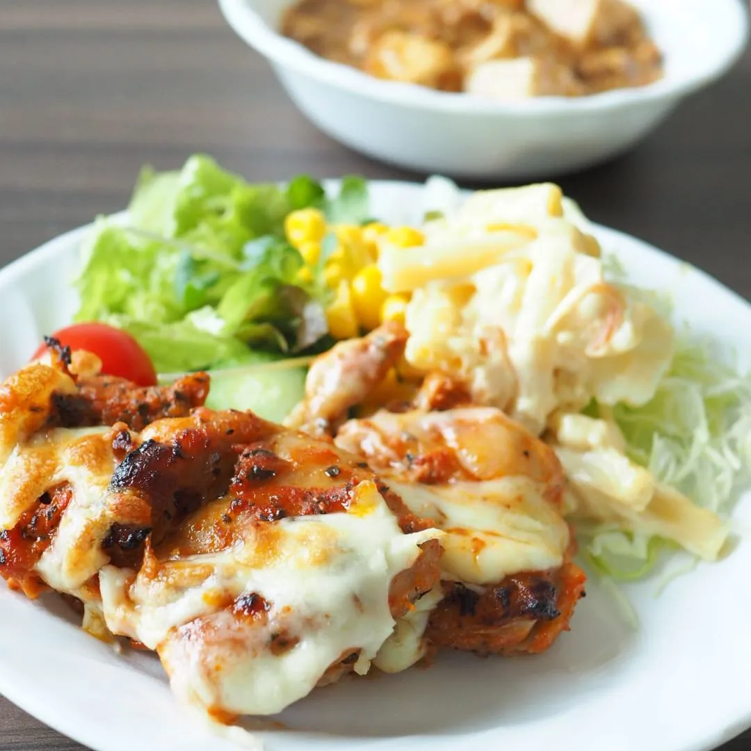 合宿中の食事。チーズのせチキンとサラダのプレート