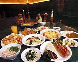 入校特典として、多国籍料理のレストラン神戸クック「ワールドビュッフェ」のディナーバイキングへご招待！