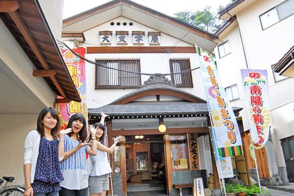 赤湯温泉の街にあり、東京駅から新幹線1本