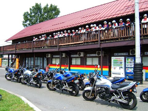 栃木県内最大のバイク専用コースでは、全60台ものバイクが同時に教習可能！