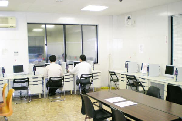 効果測定と仮免学科試験を英語・中国語で受けられる