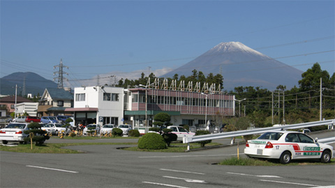 天気の良い日には富士山を望める教習所です。世界遺産のもとで受ける教習は格別！？