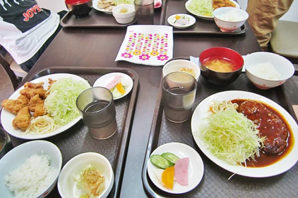 シェフの定食と、毎日無料の黒湯天然温泉