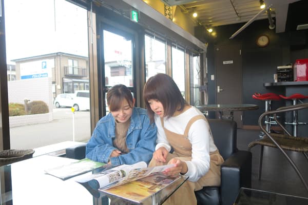 校舎に赤と黒を基調にしたロフト風のカフェがある