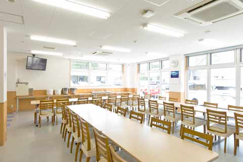 校舎敷地内にある学校寮「ブルーム」食堂。昼食はここで提供されます。