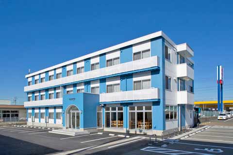 学校寮は教習所から徒歩約1分、市街地にも近い
