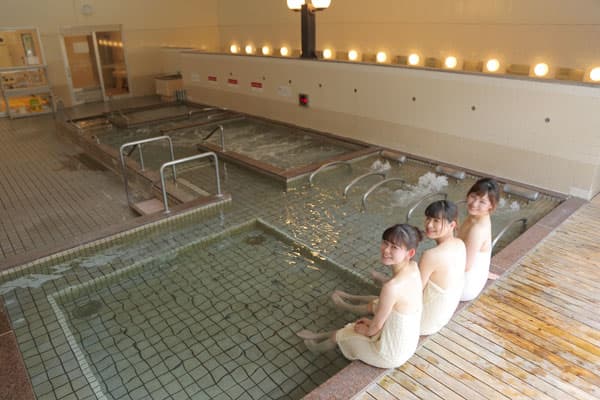 宿泊先の敷地にスーパー銭湯とジムがある