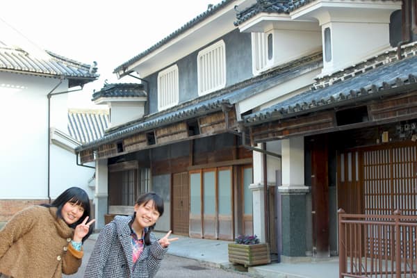 「うだつの町並み」が近く、藍染の無料体験もできる